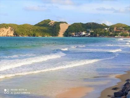 Confortável apartamento de 2 quartos para 5 pessoas totalmente mobiliado com excelente wifi e tv a cabo localizado a apenas uma quadra do calçadão da Praia de Ponta Negra prédio com piscina churrasqueira e portaria virtual e eletrônica 24 horas - image 18