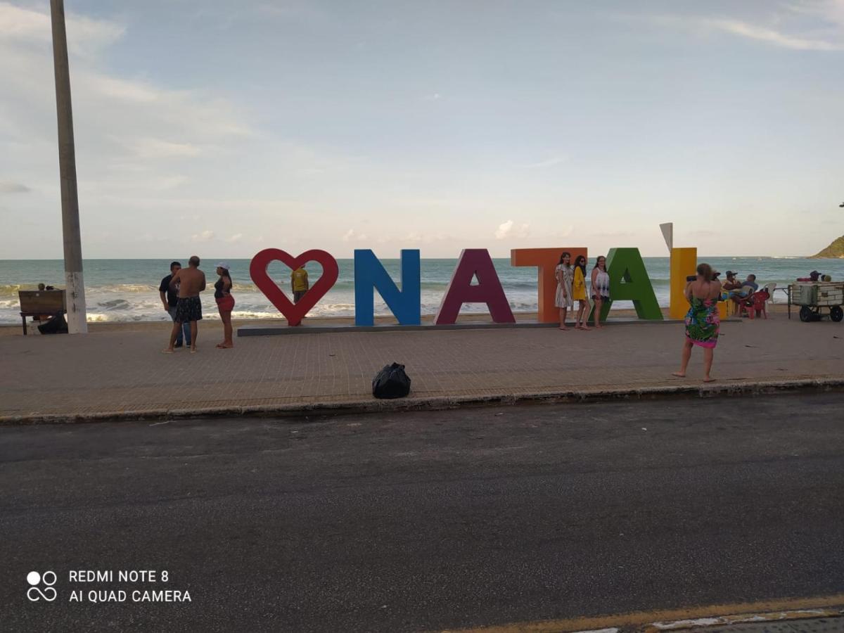 Confortável apartamento de 2 quartos para 5 pessoas totalmente mobiliado com excelente wifi e tv a cabo localizado a apenas uma quadra do calçadão da Praia de Ponta Negra prédio com piscina churrasqueira e portaria virtual e eletrônica 24 horas - image 3