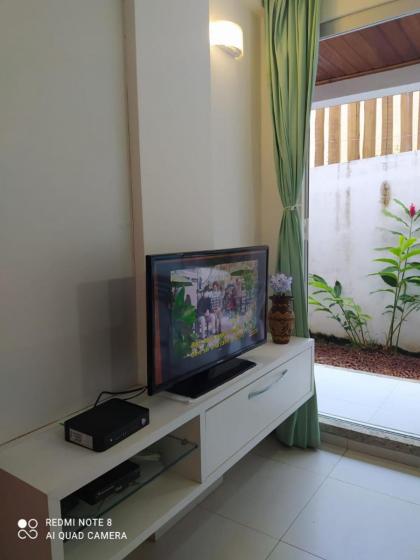 Confortável apartamento de 2 quartos para 5 pessoas totalmente mobiliado com excelente wifi e tv a cabo localizado a apenas uma quadra do calçadão da Praia de Ponta Negra prédio com piscina churrasqueira e portaria virtual e eletrônica 24 horas - image 7